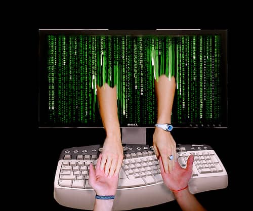 Online Dating: 6 mesures de sécurité quand on va rencontrer l’âme soeur loin de chez soi