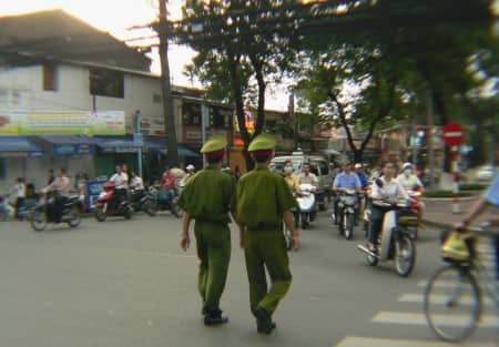 Policiers dans la rue - Saïgon Ho Chi Minh City - Photo by Michelle Carrupt - Creative Commons