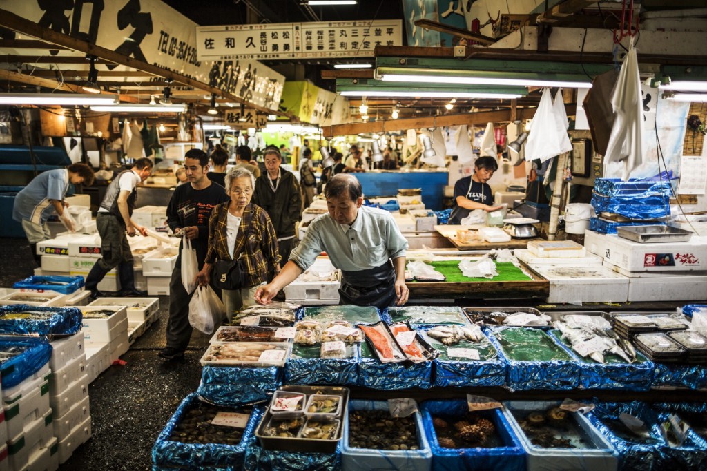 Buyers and sellers at the Tsukiji fish market in Tokyo. With an anually estimated turnover of 5.5 billion dollars and more than 60.000 workers ,this is the biggest wholesale and seafood market in the world. With more than 2000 tons of seafood handled daily it is said that any eatable seafood can be found here. Because the installations are getting old and the space is getting too small for this numbers there are plans to meve the market to another placement in 2014.